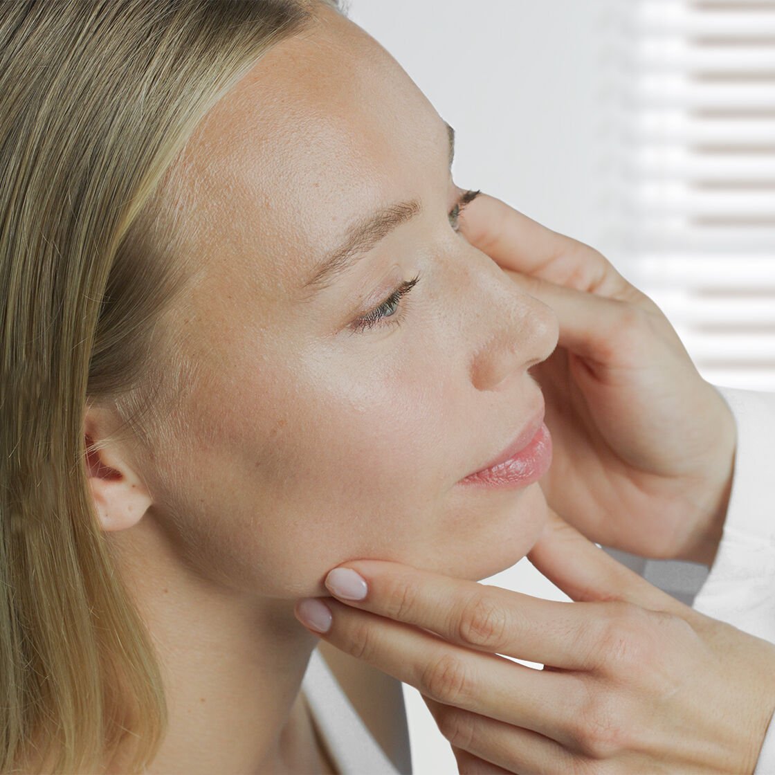 À QUOI RESSEMBLE UNE PEAU SÈCHE OU DÉSHYDRATÉE ET COMMENT LA PRENDRE EN CHARGE?