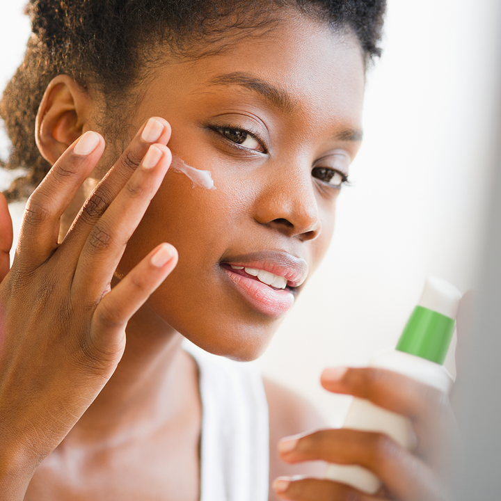 LES ACIDES DANS UNE ROUTINE DE SOINS DE LA PEAU : CE QU&rsquo;ILS SONT, COMMENT LES UTILISER ET COMMENT ILS SONT UTILIS&Eacute;S AVEC D&rsquo;AUTRES PRODUITS DE SOINS DE LA PEAU